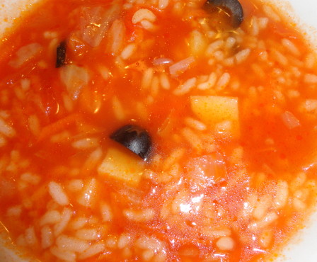 Вегетарианский рисовый суп с маслинами