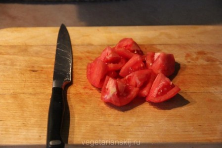 режем помидоры