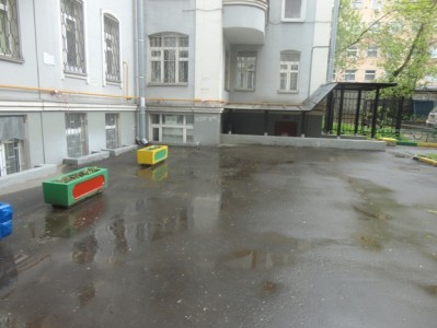 уличный двор после дождя