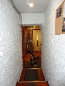 коридор с белыми стенами