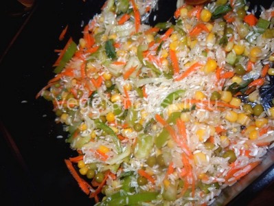 Кукурузно-горошковый рис с овощами