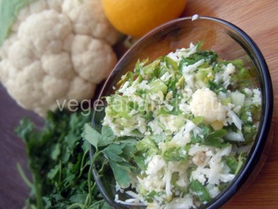 Салат со свежей цветной капустой «Хрустим»